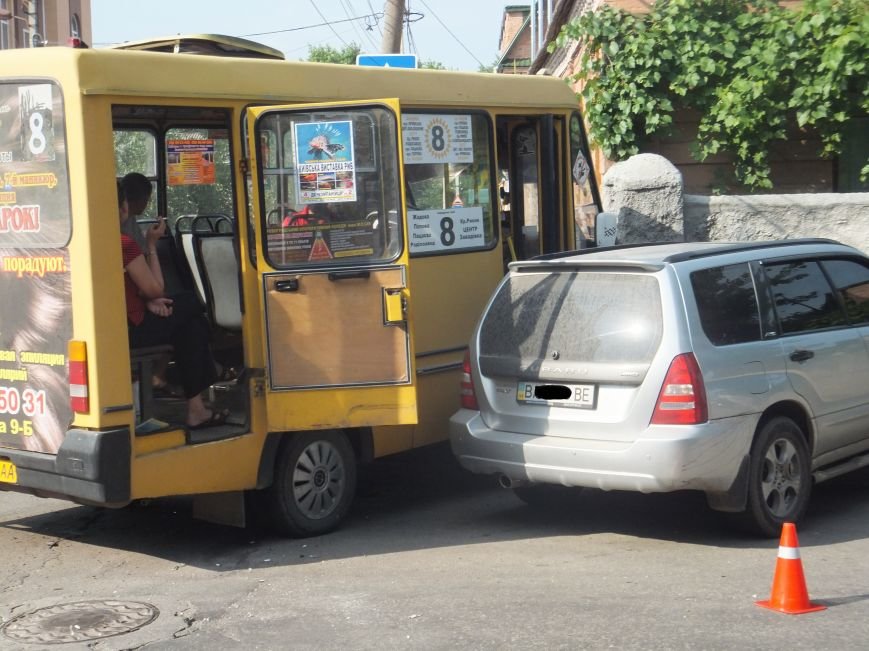 В Кировограде произошло ДТП - маршрутка и внедорожник протаранили дом. ФОТО (фото) - фото 1 В Кировограде произошло ДТП - маршрутка и внедорожник протаранили дом. ФОТО (фото) - фото 1