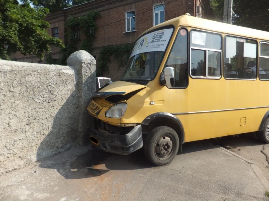 В Кировограде произошло ДТП - маршрутка и внедорожник протаранили дом. ФОТО (фото) - фото 1 В Кировограде произошло ДТП - маршрутка и внедорожник протаранили дом. ФОТО (фото) - фото 1