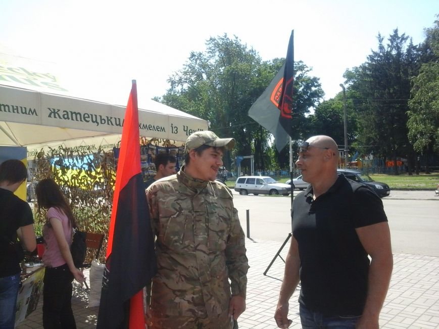 Криворожские волонтеры на выставке «Запах войны» собрали более 11 тысяч гривен на нужды бойцов (ФОТО) (фото) - фото 1 Криворожские волонтеры на выставке «Запах войны» собрали более 11 тысяч гривен на нужды бойцов (ФОТО) (фото) - фото 1