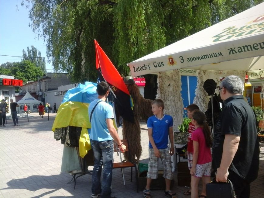 Криворожские волонтеры на выставке «Запах войны» собрали более 11 тысяч гривен на нужды бойцов (ФОТО) (фото) - фото 1 Криворожские волонтеры на выставке «Запах войны» собрали более 11 тысяч гривен на нужды бойцов (ФОТО) (фото) - фото 1