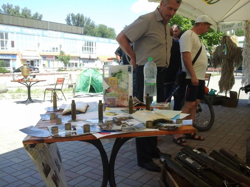 Криворожские волонтеры на выставке «Запах войны» собрали более 11 тысяч гривен на нужды бойцов (ФОТО) (фото) - фото 1 Криворожские волонтеры на выставке «Запах войны» собрали более 11 тысяч гривен на нужды бойцов (ФОТО) (фото) - фото 1