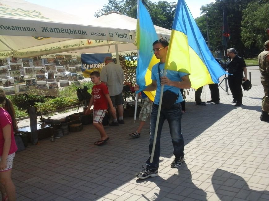 Криворожские волонтеры на выставке «Запах войны» собрали более 11 тысяч гривен на нужды бойцов (ФОТО) (фото) - фото 1 Криворожские волонтеры на выставке «Запах войны» собрали более 11 тысяч гривен на нужды бойцов (ФОТО) (фото) - фото 1