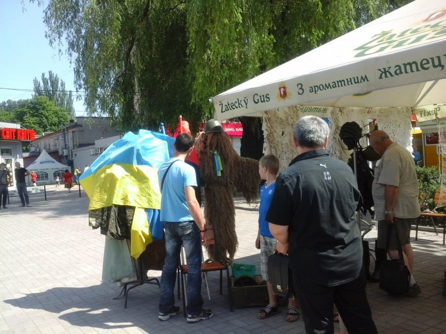 Криворожские волонтеры на выставке «Запах войны» собрали более 11 тысяч гривен на нужды бойцов (ФОТО) (фото) - фото 1 Криворожские волонтеры на выставке «Запах войны» собрали более 11 тысяч гривен на нужды бойцов (ФОТО) (фото) - фото 1