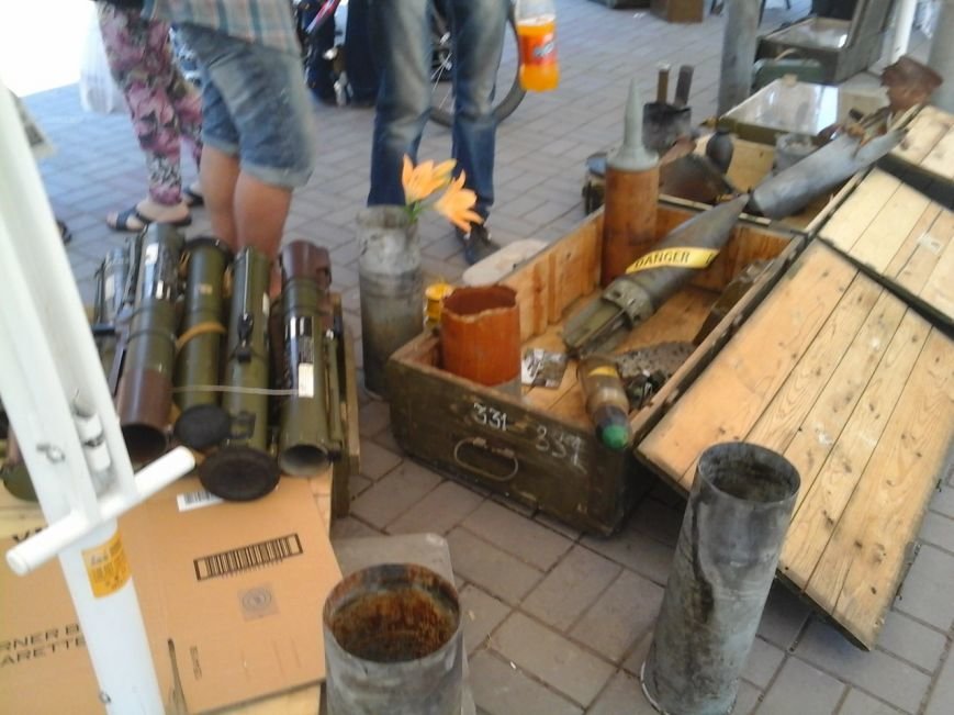 Криворожские волонтеры на выставке «Запах войны» собрали более 11 тысяч гривен на нужды бойцов (ФОТО) (фото) - фото 1 Криворожские волонтеры на выставке «Запах войны» собрали более 11 тысяч гривен на нужды бойцов (ФОТО) (фото) - фото 1