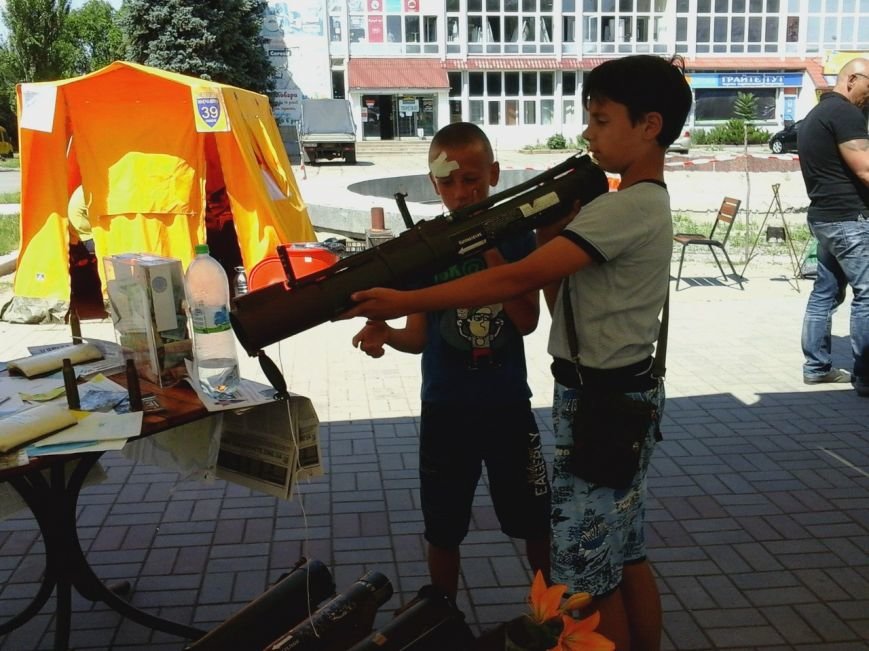 Криворожские волонтеры на выставке «Запах войны» собрали более 11 тысяч гривен на нужды бойцов (ФОТО) (фото) - фото 1 Криворожские волонтеры на выставке «Запах войны» собрали более 11 тысяч гривен на нужды бойцов (ФОТО) (фото) - фото 1