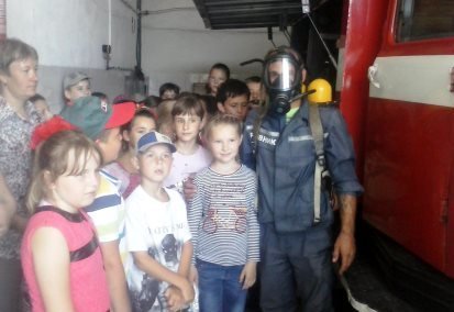 Школьники тушили пожар и самостоятельно спасались с третьего этажа (фото) - фото 1 Школьники тушили пожар и самостоятельно спасались с третьего этажа (фото) - фото 1
