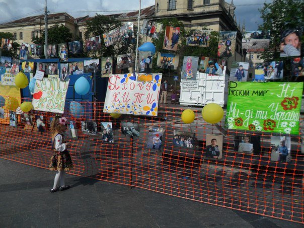 «Я не хочу війни»: У Львові показали зворушливі фотографій дітей переселенців (ФОТО) (фото) - фото 1 «Я не хочу війни»: У Львові показали зворушливі фотографій дітей переселенців (ФОТО) (фото) - фото 1