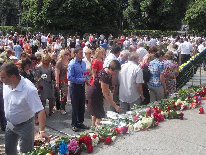 В Полтаве почтили память жертв войны в Украине. Фото (фото) - фото 15