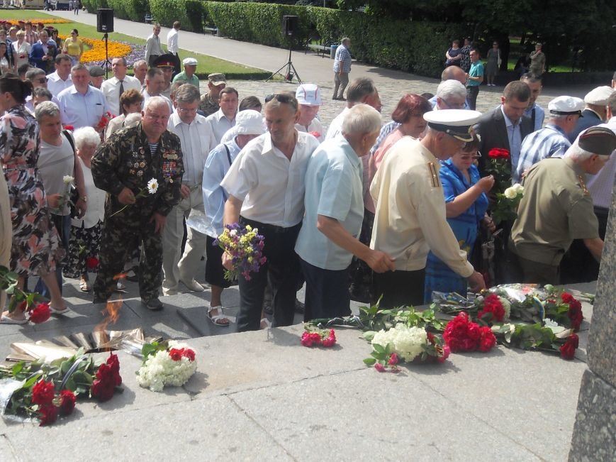 В Полтаве почтили память жертв войны в Украине. Фото (фото) - фото 11