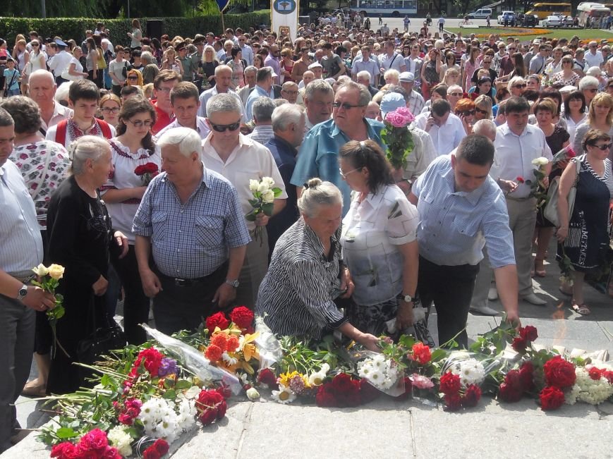 В Полтаве почтили память жертв войны в Украине. Фото (фото) - фото 14