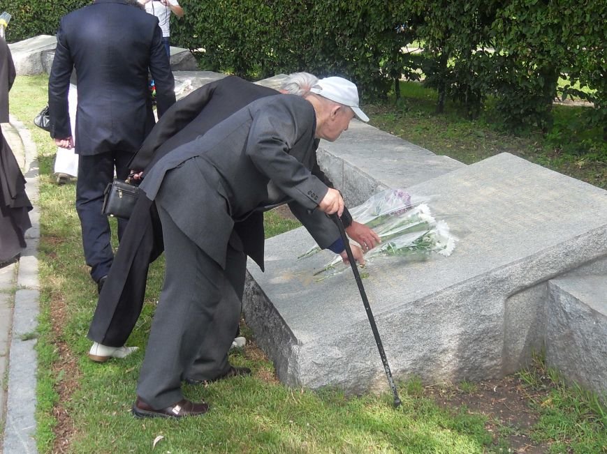В Полтаве почтили память жертв войны в Украине. Фото (фото) - фото 9
