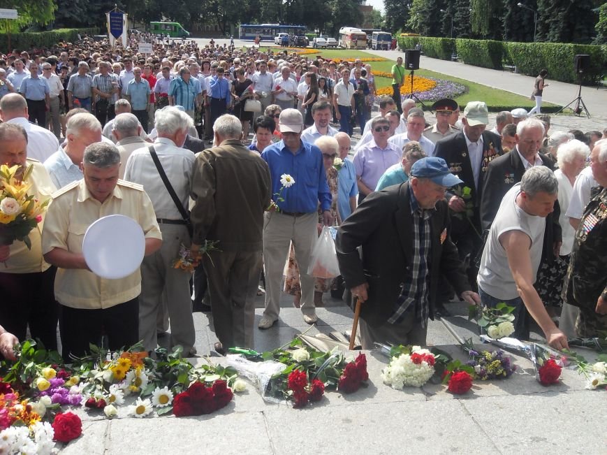В Полтаве почтили память жертв войны в Украине. Фото (фото) - фото 12