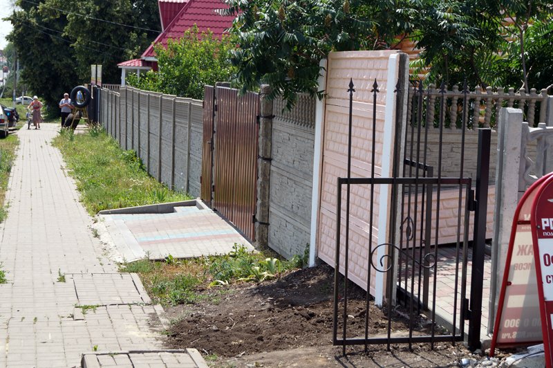 Замурованный бизнес. Администрация Строителя возвела забор вокруг д... Замурованный бизнес. Администрация Строителя возвела забор вокруг дома неугодной предпринимательницы (фото) - фото 1