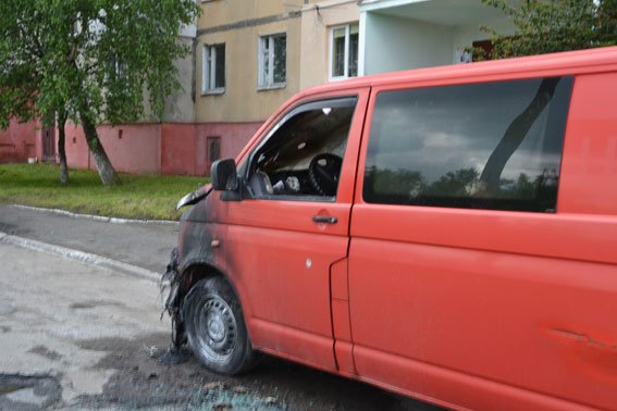 Львівскі правоохоронці затримали двох чоловіків, які можуть бути причетними до підпалу автомобіля (ФОТО) (фото) - фото 2 Львівскі правоохоронці затримали двох чоловіків, які можуть бути причетними до підпалу автомобіля (ФОТО) (фото) - фото 2