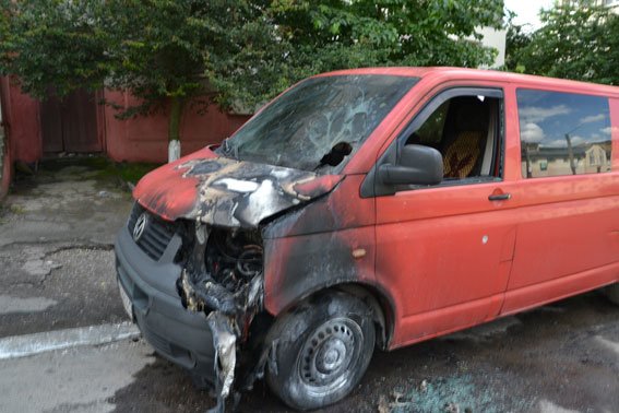 Львівскі правоохоронці затримали двох чоловіків, які можуть бути причетними до підпалу автомобіля (ФОТО) (фото) - фото 2 Львівскі правоохоронці затримали двох чоловіків, які можуть бути причетними до підпалу автомобіля (ФОТО) (фото) - фото 2