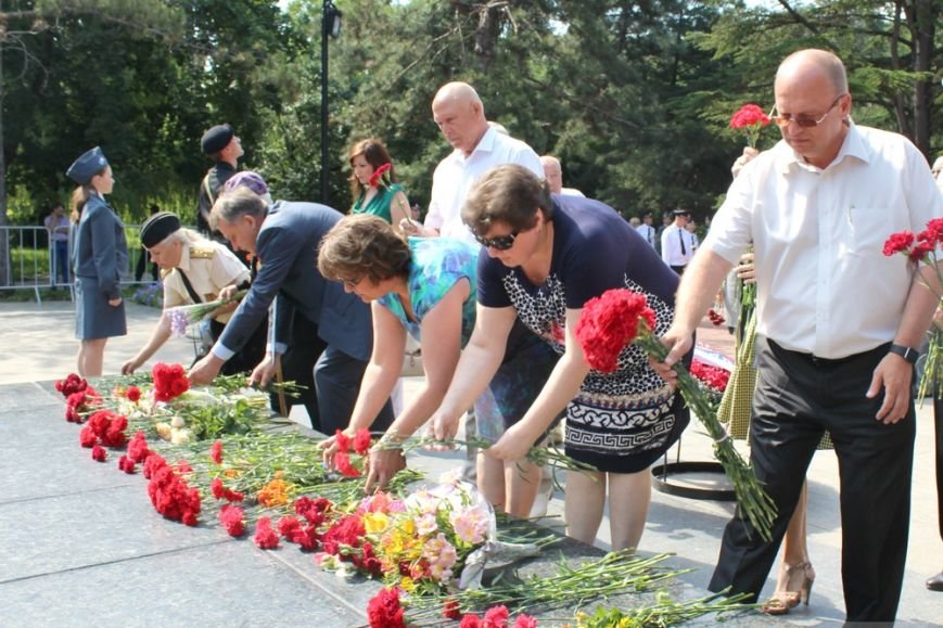 В День памяти и скорби в Симферополе почтили память павших героев-освободителей (ФОТОРЕПОРТАЖ) (фото) - фото 7 В День памяти и скорби в Симферополе почтили память павших героев-освободителей (ФОТОРЕПОРТАЖ) (фото) - фото 7