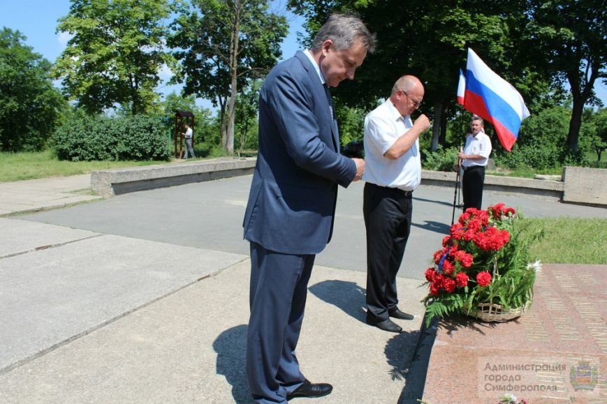 В День памяти и скорби в Симферополе почтили память павших героев-освободителей (ФОТОРЕПОРТАЖ) (фото) - фото 17 В День памяти и скорби в Симферополе почтили память павших героев-освободителей (ФОТОРЕПОРТАЖ) (фото) - фото 17
