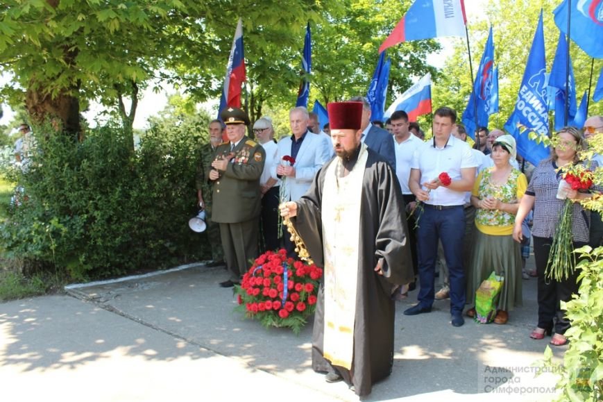 В День памяти и скорби в Симферополе почтили память павших героев-освободителей (ФОТОРЕПОРТАЖ) (фото) - фото 15 В День памяти и скорби в Симферополе почтили память павших героев-освободителей (ФОТОРЕПОРТАЖ) (фото) - фото 15