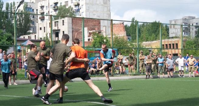 Военные отметили День медика игрой в футбол в Красноармейске (фото) - фото 2 Военные отметили День медика игрой в футбол в Красноармейске (фото) - фото 2