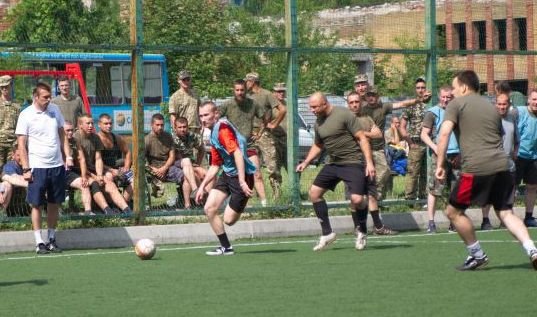 Военные отметили День медика игрой в футбол в Красноармейске (фото) - фото 2 Военные отметили День медика игрой в футбол в Красноармейске (фото) - фото 2