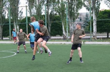 Военные отметили День медика игрой в футбол в Красноармейске (фото) - фото 3 Военные отметили День медика игрой в футбол в Красноармейске (фото) - фото 3