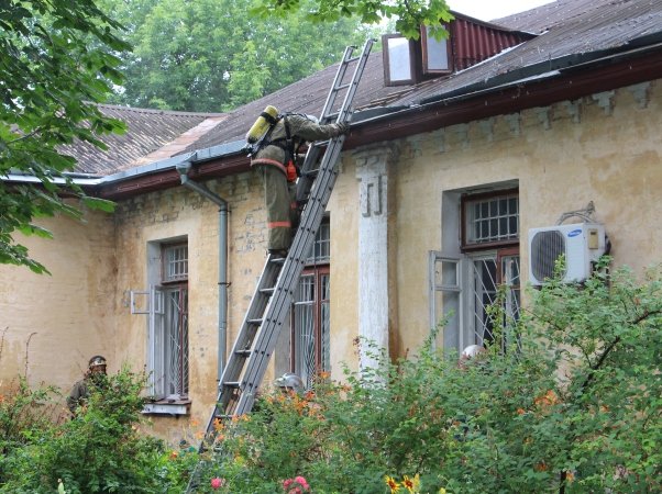 В Киеве во время пожара психиатрической больнице эвакуировали 35 человек (ФОТО) (фото) - фото 1 В Киеве во время пожара психиатрической больнице эвакуировали 35 человек (ФОТО) (фото) - фото 1