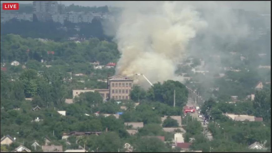 В Запорожье горит школа, пожар тушат более 2 часов