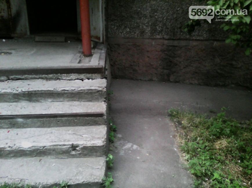 В Днепродзержинске во дворе жилого дома мужчина спас жену и ребенка от ДТП (фото) - фото 4 В Днепродзержинске во дворе жилого дома мужчина спас жену и ребенка от ДТП (фото) - фото 4