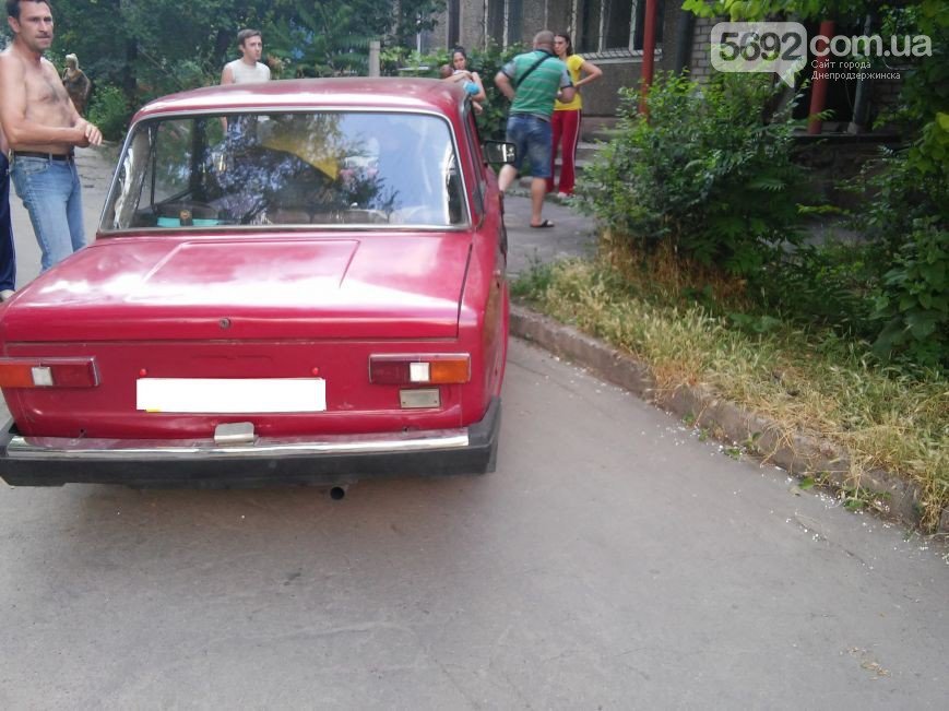 В Днепродзержинске во дворе жилого дома мужчина спас жену и ребенка от ДТП (фото) - фото 2 В Днепродзержинске во дворе жилого дома мужчина спас жену и ребенка от ДТП (фото) - фото 2