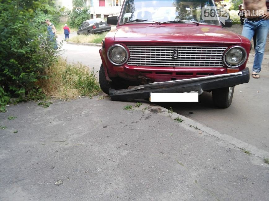 В Днепродзержинске во дворе жилого дома мужчина спас жену и ребенка от ДТП (фото) - фото 3 В Днепродзержинске во дворе жилого дома мужчина спас жену и ребенка от ДТП (фото) - фото 3