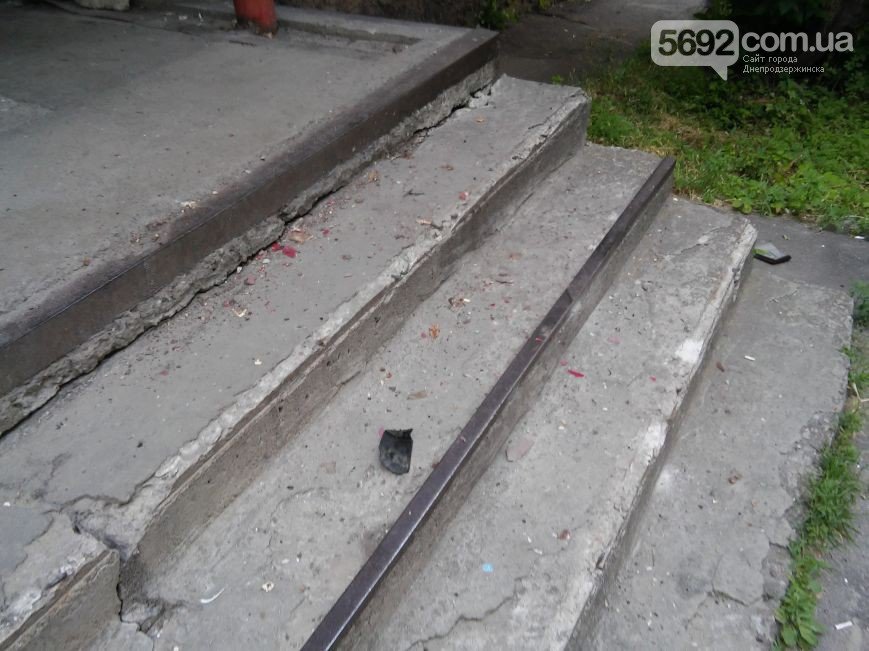 В Днепродзержинске во дворе жилого дома мужчина спас жену и ребенка от ДТП (фото) - фото 5 В Днепродзержинске во дворе жилого дома мужчина спас жену и ребенка от ДТП (фото) - фото 5