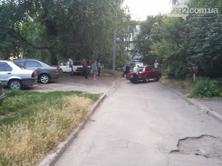 В Днепродзержинске во дворе жилого дома мужчина спас жену и ребенка от ДТП (фото) - фото 1 В Днепродзержинске во дворе жилого дома мужчина спас жену и ребенка от ДТП (фото) - фото 1
