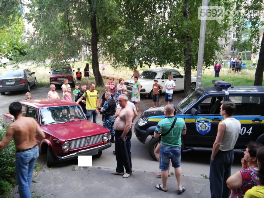 В Днепродзержинске во дворе жилого дома мужчина спас жену и ребенка от ДТП (фото) - фото 6 В Днепродзержинске во дворе жилого дома мужчина спас жену и ребенка от ДТП (фото) - фото 6