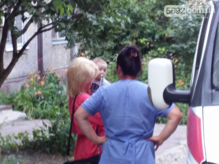 В Днепродзержинске во дворе жилого дома мужчина спас жену и ребенка от ДТП (фото) - фото 9 В Днепродзержинске во дворе жилого дома мужчина спас жену и ребенка от ДТП (фото) - фото 9