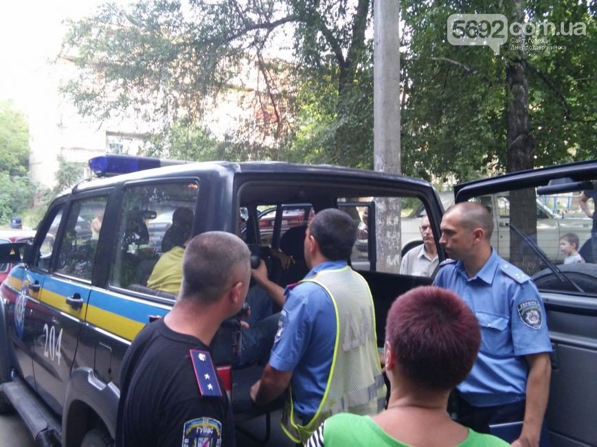 В Днепродзержинске во дворе жилого дома мужчина спас жену и ребенка от ДТП (фото) - фото 7 В Днепродзержинске во дворе жилого дома мужчина спас жену и ребенка от ДТП (фото) - фото 7