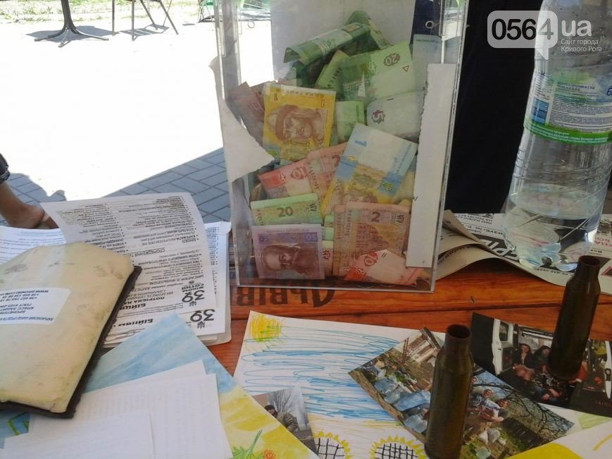 В Кривом Роге: перевернулась маршрутка, школьники на «ВАЗе» влетели... В Кривом Роге: перевернулась маршрутка, школьники на «ВАЗе» влетели в «Daewoo», волонтеры подвели итоги «Запаха войны» (фото) - фото 3