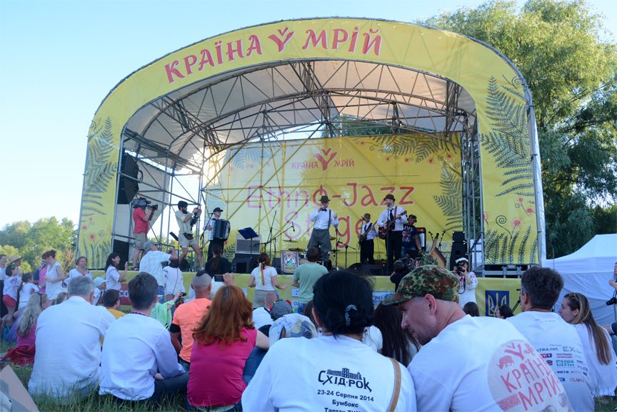 В Пирогово прошел фестиваль “Країна мрій”: этно музыка, воздушные шары и мастерклассы (ФОТОРЕПОРТАЖ) (фото) - фото 2 В Пирогово прошел фестиваль “Країна мрій”: этно музыка, воздушные шары и мастерклассы (ФОТОРЕПОРТАЖ) (фото) - фото 2