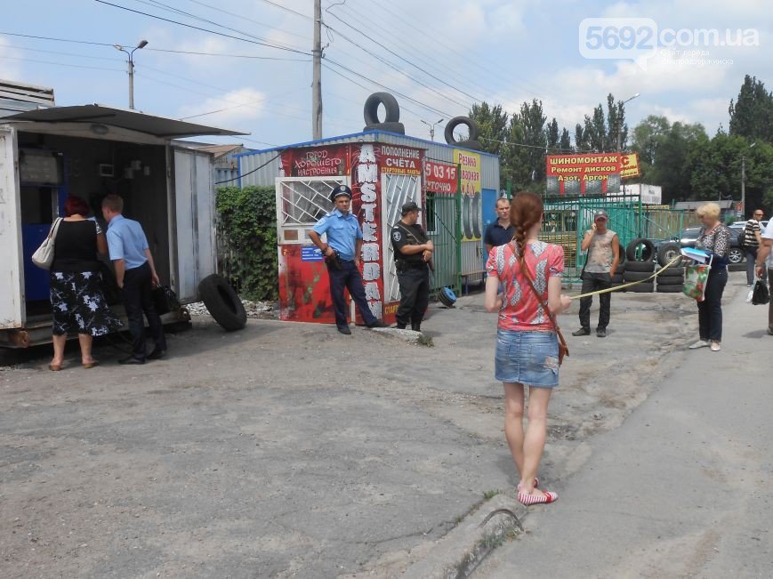 В Днепродзержинске ведется проверка работы АЗС на улице Республиканской (фото) - фото 2 В Днепродзержинске ведется проверка работы АЗС на улице Республиканской (фото) - фото 2