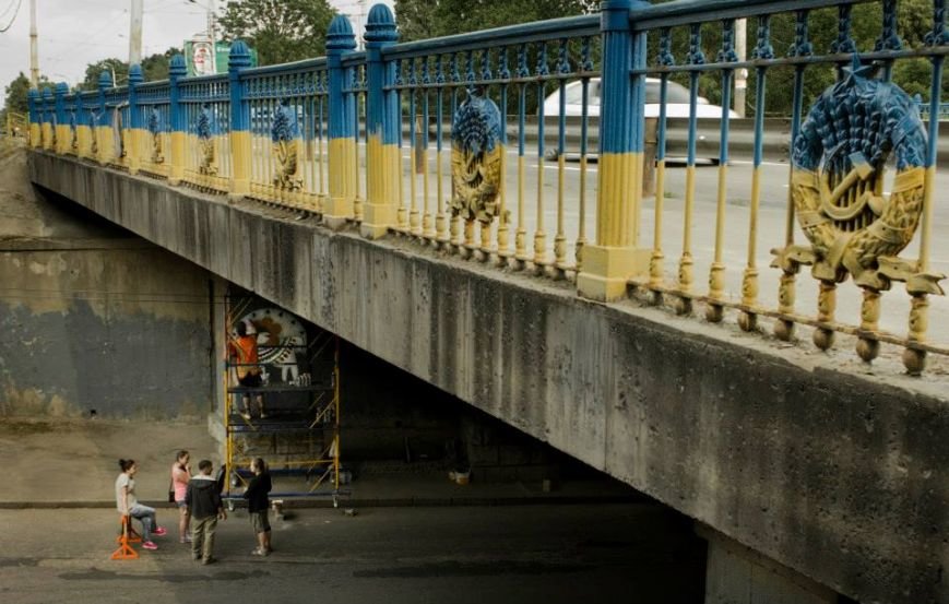Киевлянам напомнили о Крыме: опоры моста на Голосеевском проспекте разрисовали крымскотатарскими орнаментами (ФОТО) (фото) - фото 1 Киевлянам напомнили о Крыме: опоры моста на Голосеевском проспекте разрисовали крымскотатарскими орнаментами (ФОТО) (фото) - фото 1