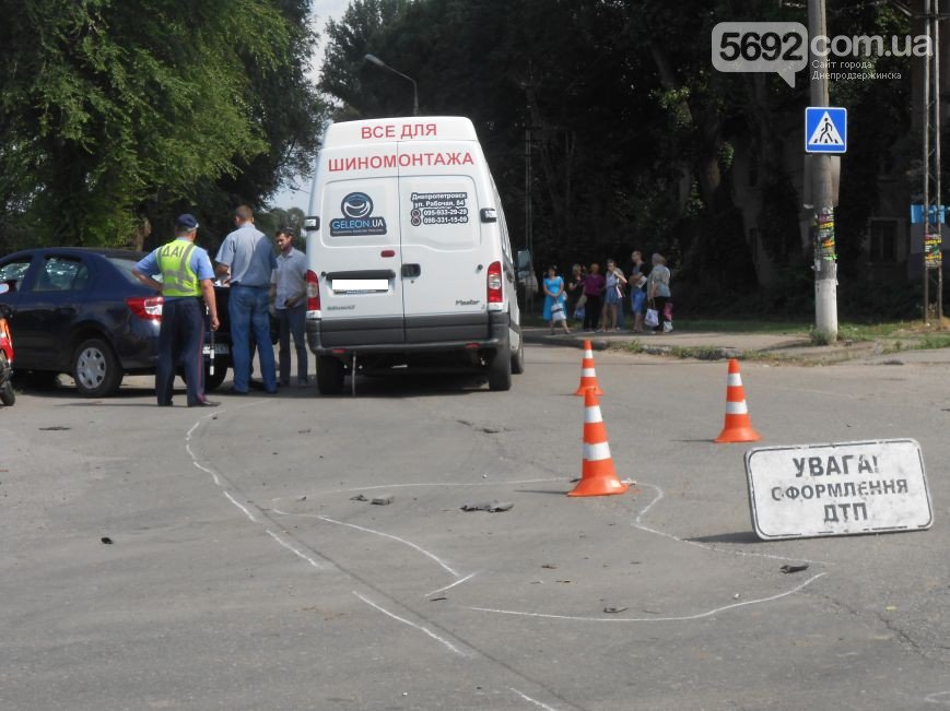 В Днепродзержинске на перекрестке Республиканской и Аношкина произошло ДТП (фото) - фото 7 В Днепродзержинске на перекрестке Республиканской и Аношкина произошло ДТП (фото) - фото 7