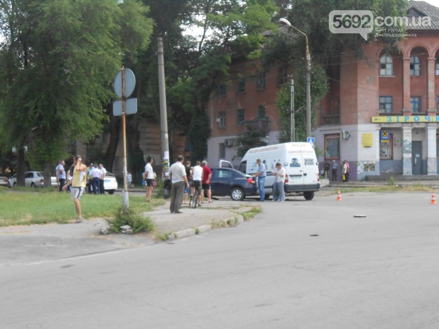 В Днепродзержинске на перекрестке Республиканской и Аношкина произошло ДТП (фото) - фото 1 В Днепродзержинске на перекрестке Республиканской и Аношкина произошло ДТП (фото) - фото 1