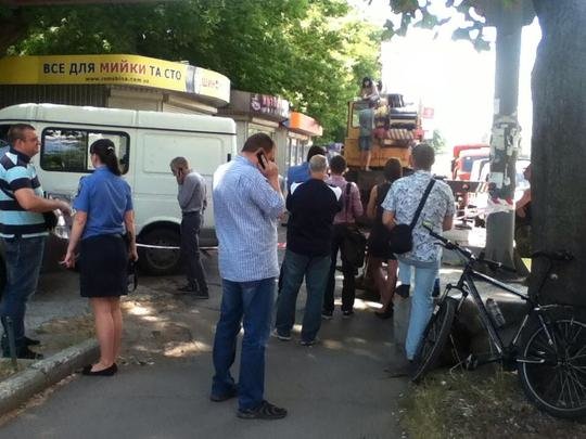 В Киеве владелица МАФа грозится вскрыть себе вены (фото) - фото 1 В Киеве владелица МАФа грозится вскрыть себе вены (фото) - фото 1