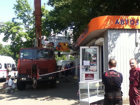 В Киеве владелица МАФа грозится вскрыть себе вены (фото) - фото 1 В Киеве владелица МАФа грозится вскрыть себе вены (фото) - фото 1