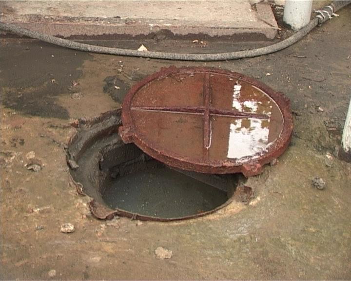 В Армавире после дождя по дворам горожан растекаются сточные воды (фото) - фото 1 В Армавире после дождя по дворам горожан растекаются сточные воды (фото) - фото 1