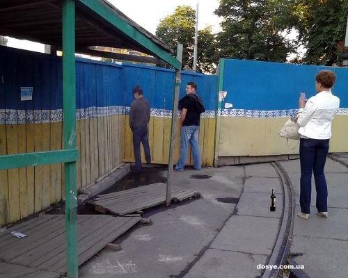 В Киеве забор Гостиного двора украсили “писающим мальчиком” (ФОТОФАКТ) (фото) - фото 1 В Киеве забор Гостиного двора украсили “писающим мальчиком” (ФОТОФАКТ) (фото) - фото 1