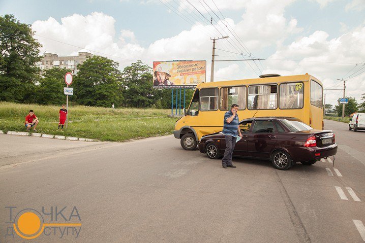 В Кировограде столкнулись маршрутка и легковой автомобиль. ФОТО (фото) - фото 1 В Кировограде столкнулись маршрутка и легковой автомобиль. ФОТО (фото) - фото 1
