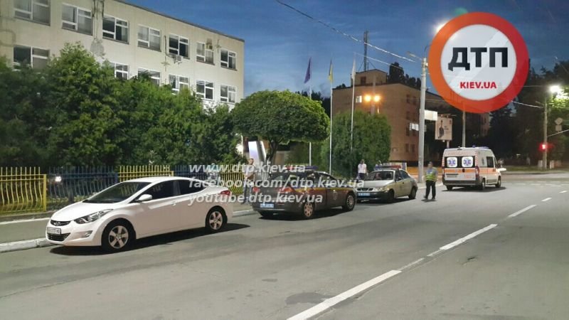 В Киеве на Воздухофлотском проспекте пешеход не разминулся с Daewoo (фото) - фото 1 В Киеве на Воздухофлотском проспекте пешеход не разминулся с Daewoo (фото) - фото 1