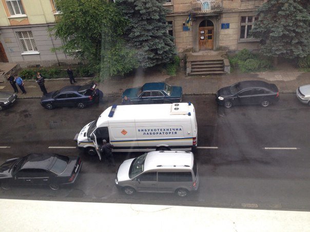 У Львові біля Франківського відділу міліції в автомобілі підірвався правоохоронець (ФОТО) (фото) - фото 1