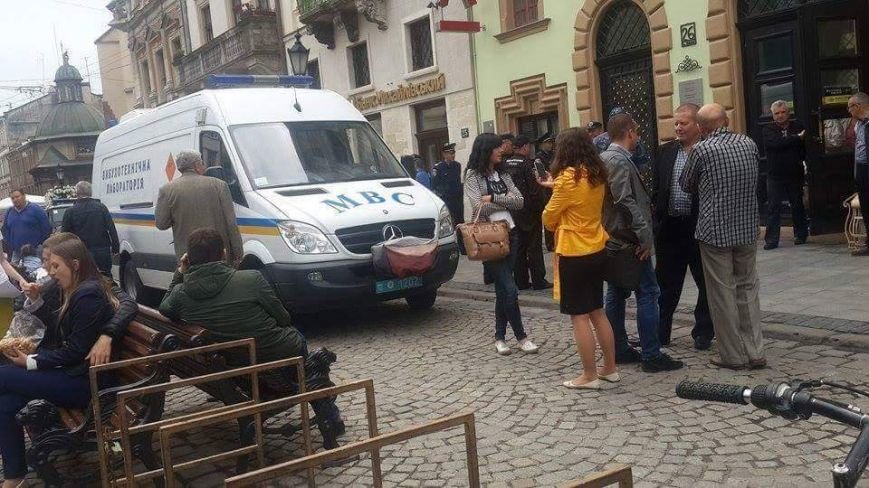 У Львові правоохоронці перевіряють повідомлення про замінування відділення банку у центрі міста (ФОТО) (фото) - фото 1 У Львові правоохоронці перевіряють повідомлення про замінування відділення банку у центрі міста (ФОТО) (фото) - фото 1