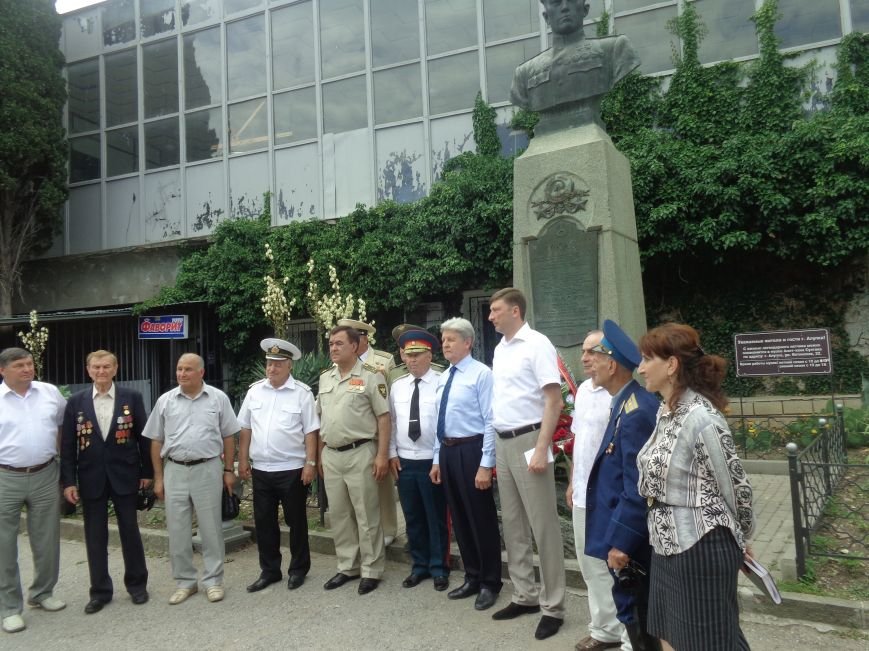 В Алупке почтили память павших в Великой Отечественной Войне (фото) - фото 1 В Алупке почтили память павших в Великой Отечественной Войне (фото) - фото 1